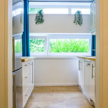 Gross, Modern, Zentrumsnah Mit Parkplatz Und Garten Ульм