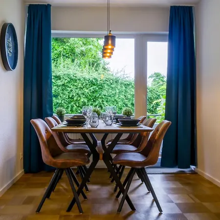 Gross, Modern, Zentrumsnah Mit Parkplatz Und Garten *