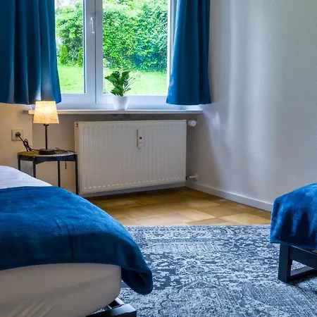 Gross, Modern, Zentrumsnah Mit Parkplatz Und Garten